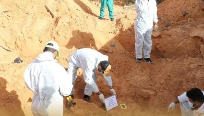 ليبيا.. استخراج جثتين مجهولتين من مقبرة جماعية جديدة