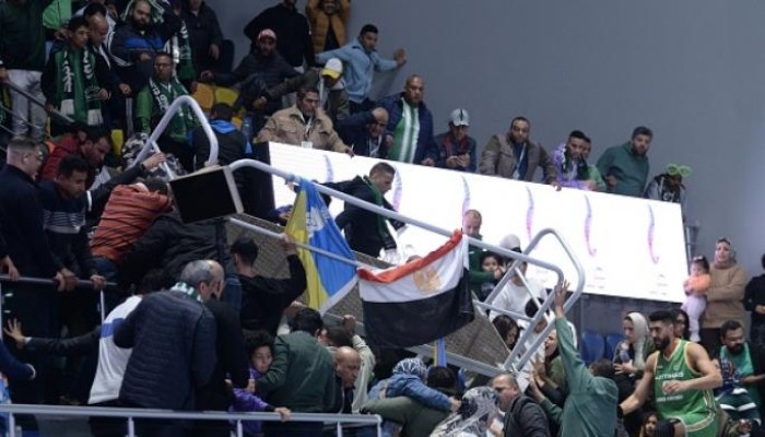 مغردون يهاجمون سقوط مدرج ملعب بالمشجعين