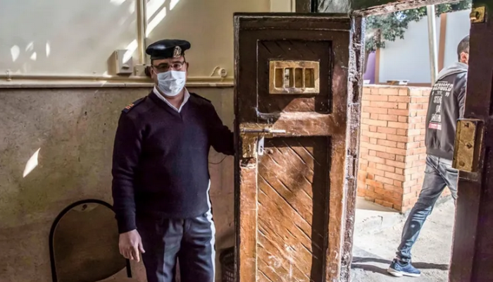 نظام الانقلاب ينفذ خطة لتجويع معتقلين سابقين