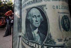 رسميا.. الدولار يتخطى 32 جنيهاً وسط توقعات بمزيد من انخفاض العملة امصرية