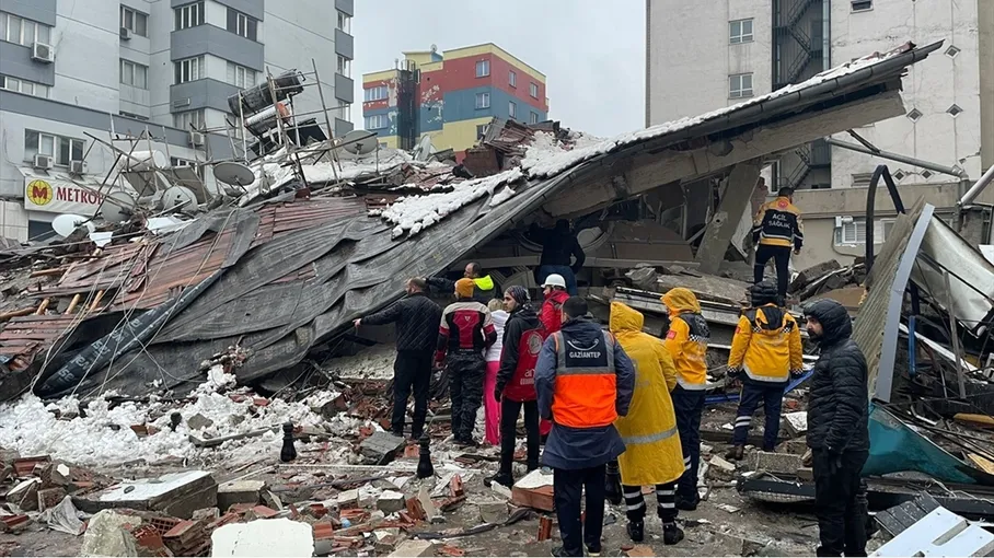 زلزال مدمر يضرب تركيا وسوريا ويقتل المئات ويصيب الآلاف