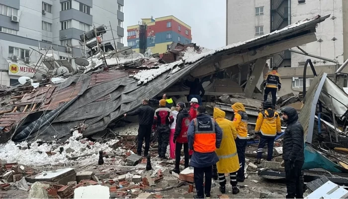 زلزال مدمر يضرب تركيا وسوريا ويقتل المئات ويصيب الآلاف