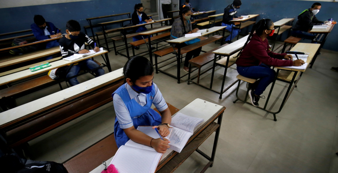 حاكم ولاية هندية يتفاخر بإغلاق 600 مدرسة إسلامية ويتعهد بالمزيد!