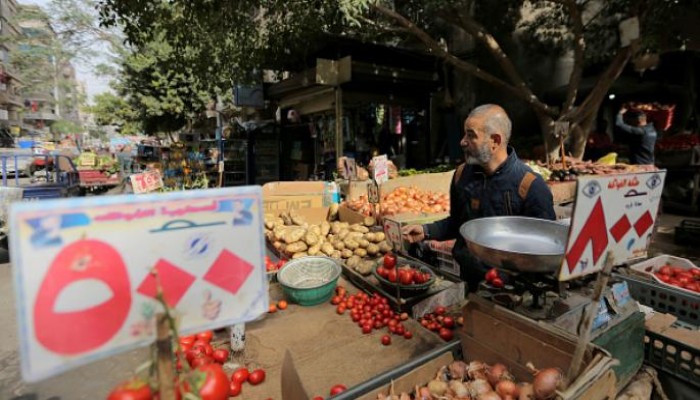 هبوط قياسي للجنيه أمام الدولار... وقروض جديدة