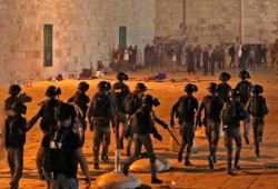 الاحتلال يقتحم الأقصى لليلة الثالثة على التوالي..  وحماس تشيد بالمعتكفين
