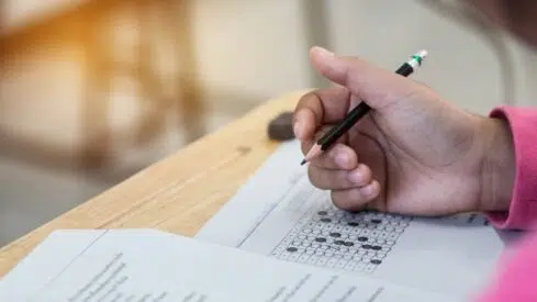 كيف تبدأ مذاكرة دروسك أيام الامتحانات؟