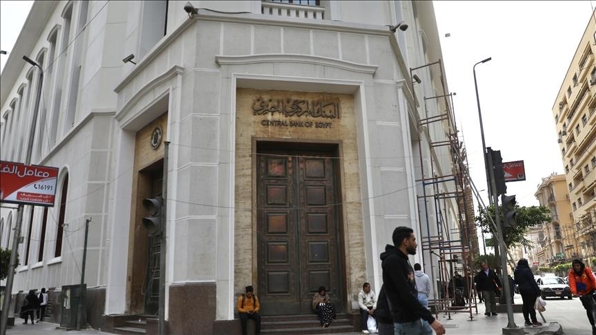 البنك المركزي: انخفاض تحويلات المصريين بالخارج 23%
