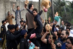 كاتب باكستاني: السيسي منح مصر الفقر والديون