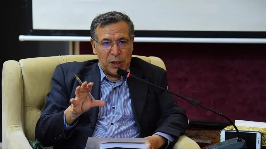 حقوقي مغربي يدعو لعزل الرئيس التونسي ويبهمه بالخيانة العظمى