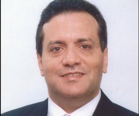 العلماء يموتون في السجون والمنافي.. لماذا؟