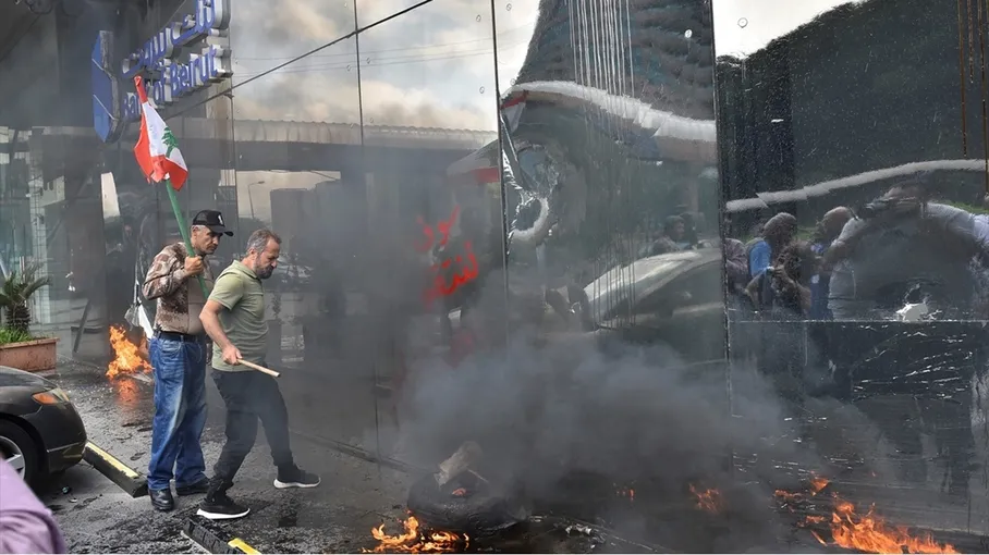 مظاهرات غاضبة في بيروت تحطم واجهات بنوك