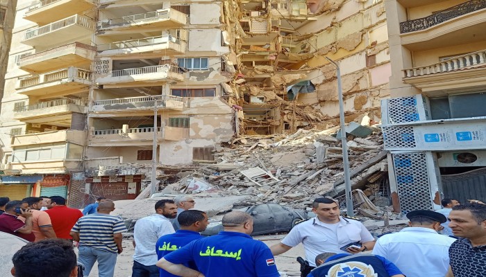 انهيار عقار من 13 طابقاً في الإسكندرية وضحايا تحت الأنقاض