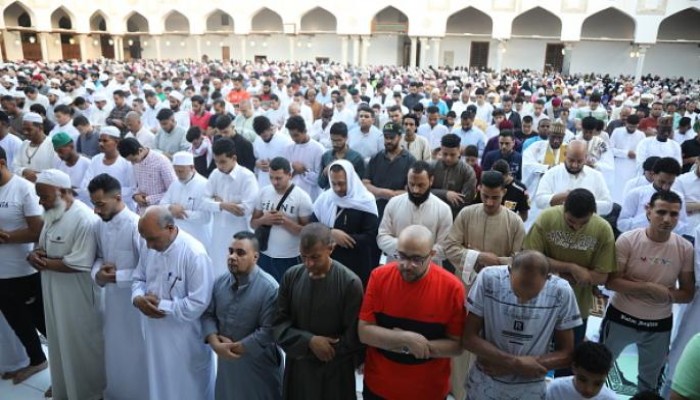 جدل حول بطلان صلاة العيد بحضور قائد الانقلاب