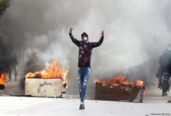انقلاب تونس.. مواطن يضرم النار في نفسه بشارع الحبيب بورقيبة