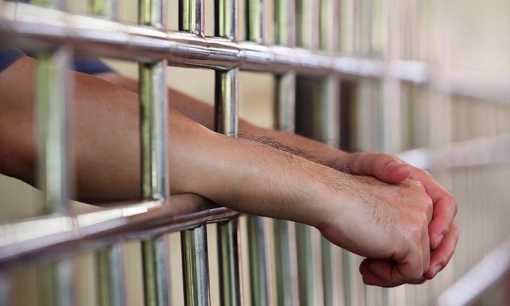 الموت حَرًّا خلف القضبان