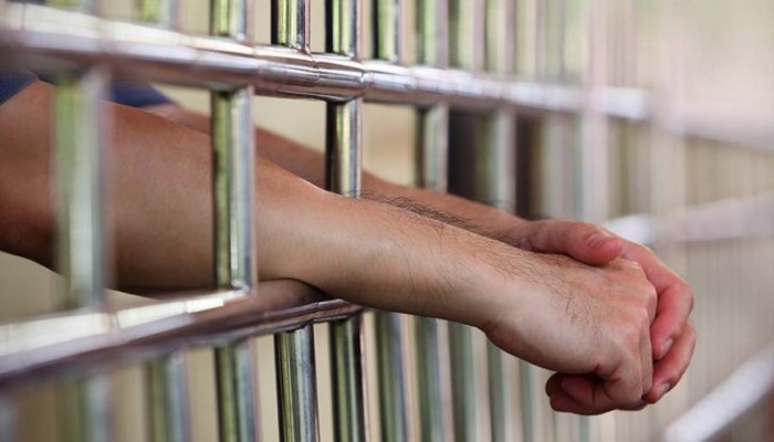 الموت حَرًّا خلف القضبان