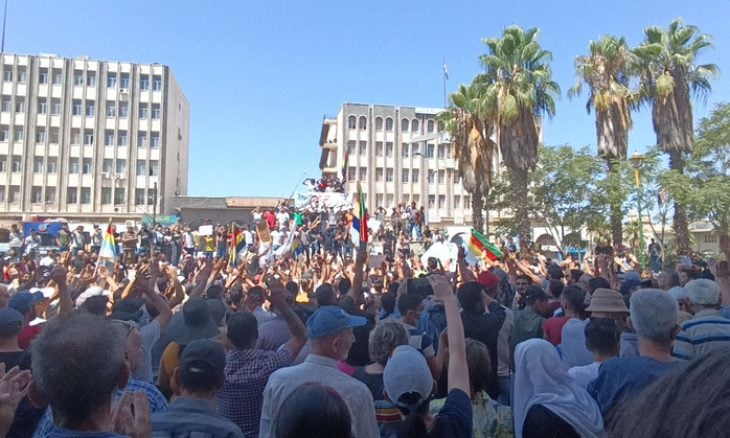 المتظاهرون بمدينة السويداء السورية يغلقون مقر حزب البعث