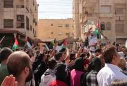 إضراب ومظاهرات حاشدة بالأردن تحاول الوصول لسفارة الصهاينة