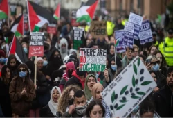 أمهات بريطانيات بأطفالهن يقتحمن مصنعا يزوّد الكيان الصهيوني بالأسلحة