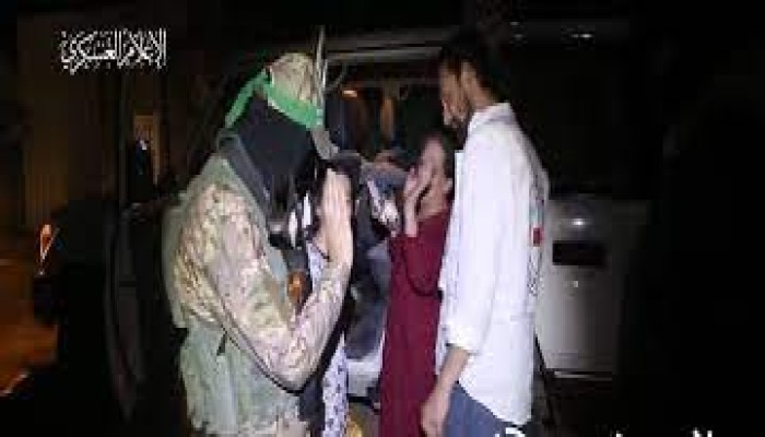 عودة الأسرى الصهاينة.. ما بين الابتسامة والوداع المؤثِّر!