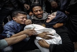 الجنود الصهاينة يتباهون بالبحث عن الأطفال لقتلهم