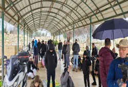 بعد منع الاحتلال وصولهم للأقصى.. المقدسيون يفترشون الشوارع للصلاة