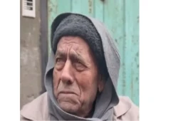 مسن فلسطيني يرثي أبناءه الشهداء إثر العدوان بأبيات شعر مؤثرة