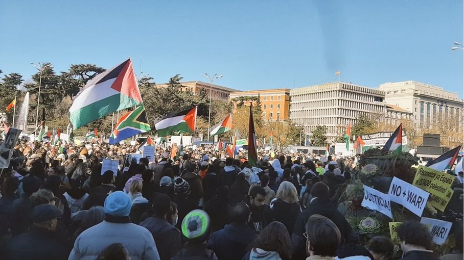 مئات الآلاف في إسبانيا يطالبون بوقف الإبادة الجماعية في فلسطين