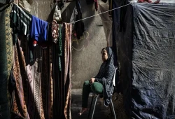 عائلة غزية ترفض مغادرة بيتها المدمر وتعيش بين أطلال من ركامه