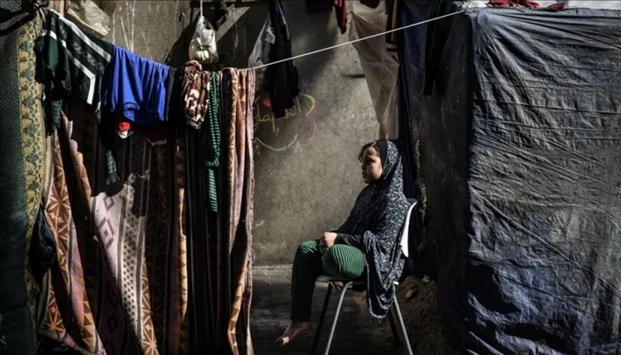 عائلة غزية ترفض مغادرة بيتها المدمر وتعيش بين أطلال من ركامه