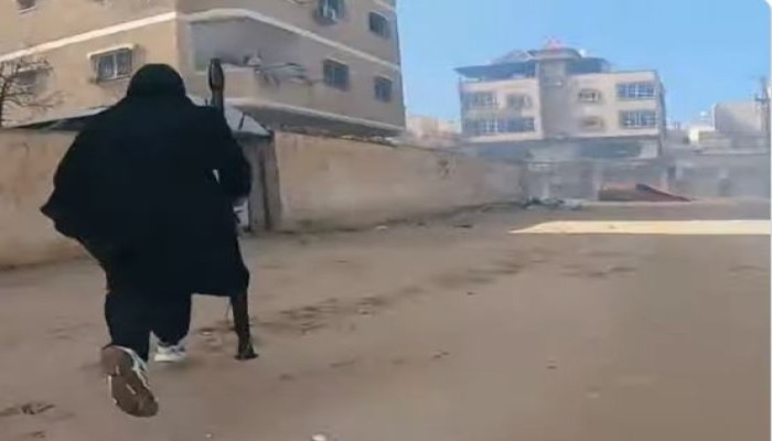 المقاتل القسامي الأنيق يخطف الأنظار وهو يمضي بعزم وثبات لقصف العدو