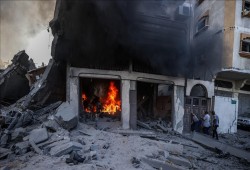 جيش الاحتلال الصهيوني يحرق بيوت المدنيين في غزة