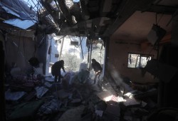 اليوم الـ124 للعدوان على غزة.. شهداء ومصابون بغارات على رفح وخانيونس