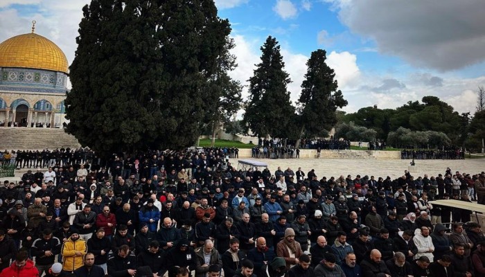 25 ألفا يؤدون صلاة الجمعة بالمسجد الأقصى رغم قيود الاحتلال