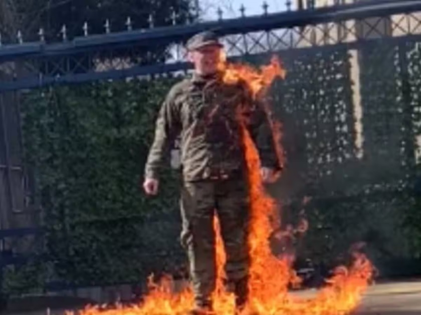 طيار أمريكي يصرخ: فلسطين حرة.. ويحرق نفسه أمام سفارة الاحتلال بواشنطن