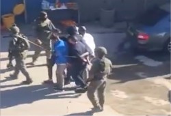 الاحتلال يعتقل ستة مواطنين من العيسوية ويقتادهم بشكل مهين