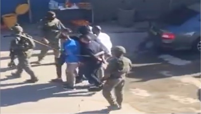 الاحتلال يعتقل ستة مواطنين من العيسوية ويقتادهم بشكل مهين
