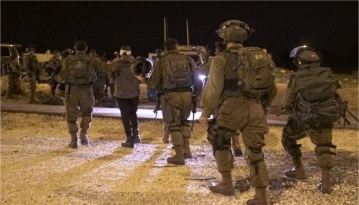 اقتحامات واعتقالات بالضفة المحتلة.. ودهم منزل الشهيد مجاهد منصور