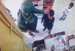 جنود الاحتلال يعتدون على طفل ويمزقون قميصه