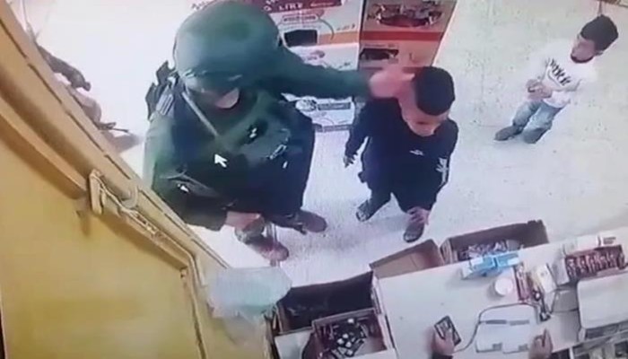 جنود الاحتلال يعتدون على طفل ويمزقون قميصه