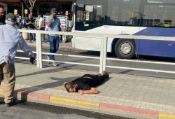 إصابة مستوطنين بعملية طعن في بئر السبع واستشهاد المنفذ