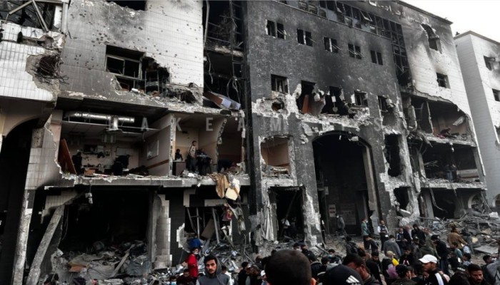 جيش الاحتلال ينسحب من مجمع الشفاء تاركاً خلفة مئات الجثث