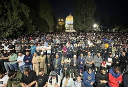 40 ألفا يؤدون صلاتي العشاء والتراويح في المسجد الأقصى