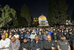 50 ألفا يؤدون صلاتي العشاء والتراويح في المسجد الأقصى