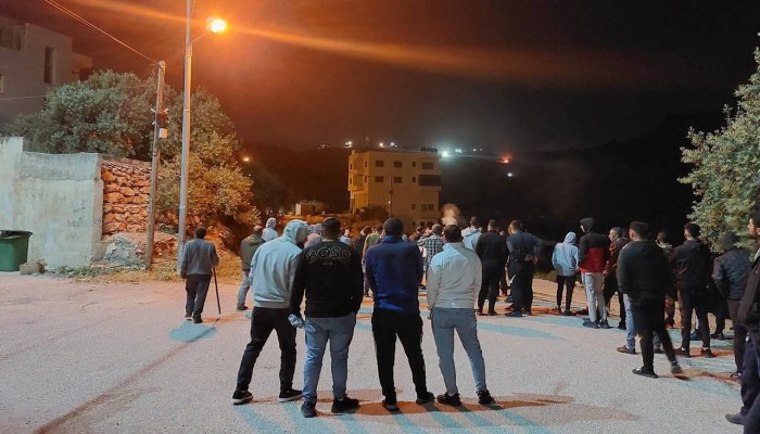 صهاينة يحرقون أملاكًا لمواطنين شرق رام الله.. ومواجهات مع الاحتلال