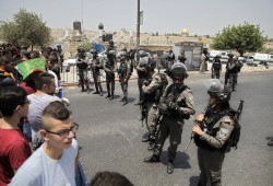 قوات الاحتلال تعرقل وصول المصلين للمسجد الأقصى
