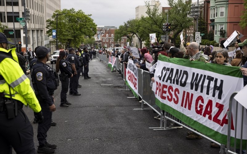 مناصرون لفلسطين ينظمون احتجاجاً أثناء العشاء السنوي لمراسلي البيت الأبيض