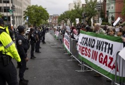 مناصرون لفلسطين ينظمون احتجاجاً أثناء العشاء السنوي لمراسلي البيت الأبيض