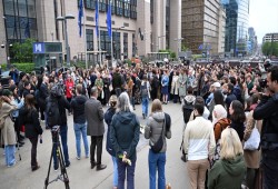 مائة موظف في الاتحاد الأوروبي يحتجون على جرائم الاحتلال بغزة