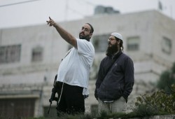 مستوطنون صهاينة يهاجمون فلسطينيين بالرصاص الحيّ في عصيرة